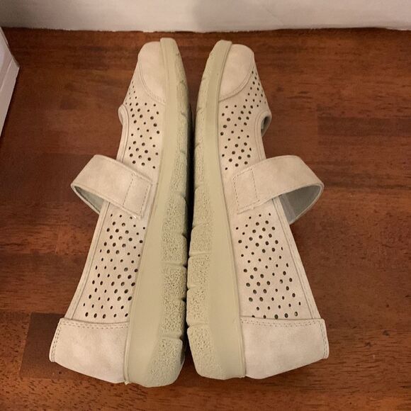 Ladies size 6 page Mary Jane shoes NWT with memory foam insoles - Picture 3 of 8